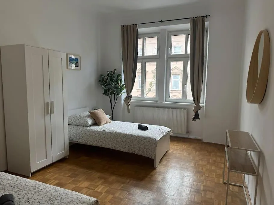 Modern Stylish & Spacious Apartment With Balcony Viyana 0*,  Avusturya